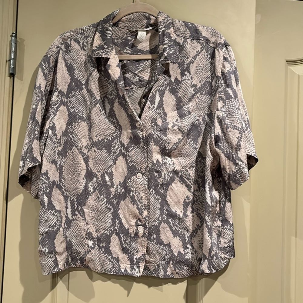 H & M animal print cropped button down sz M